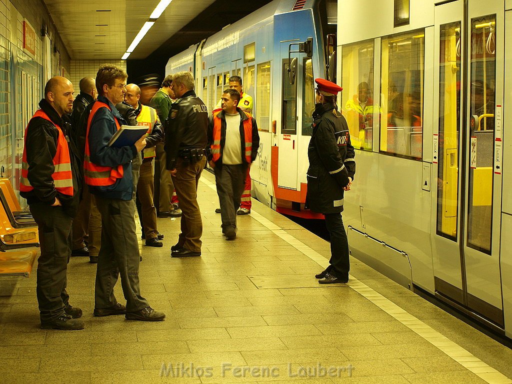 Person unter Bahn Koeln Hoehenberg Fuldaerstr P103.JPG